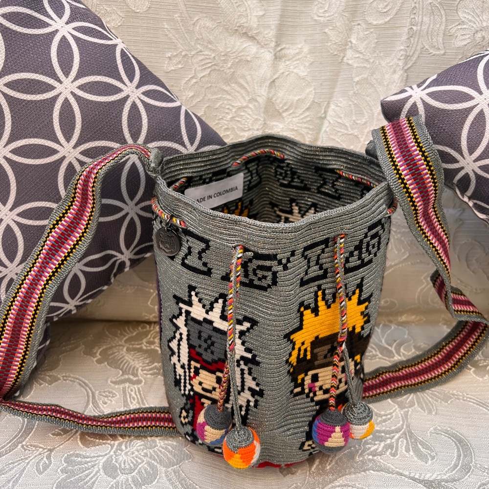 NWOT Just Wayuu x Naruto medium size Wayuu bag with silver cable